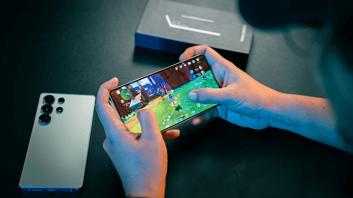Un gamer en train de jouer sur son Galaxy S25 Ultra
