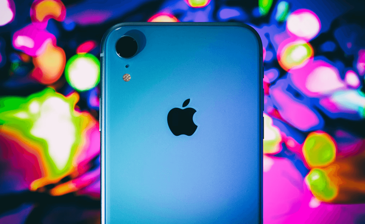 Bannière promotionnelle de l'iPhone XR en 2025, posant la question de sa pertinence et de son intérêt à l'achat aujourd'hui.