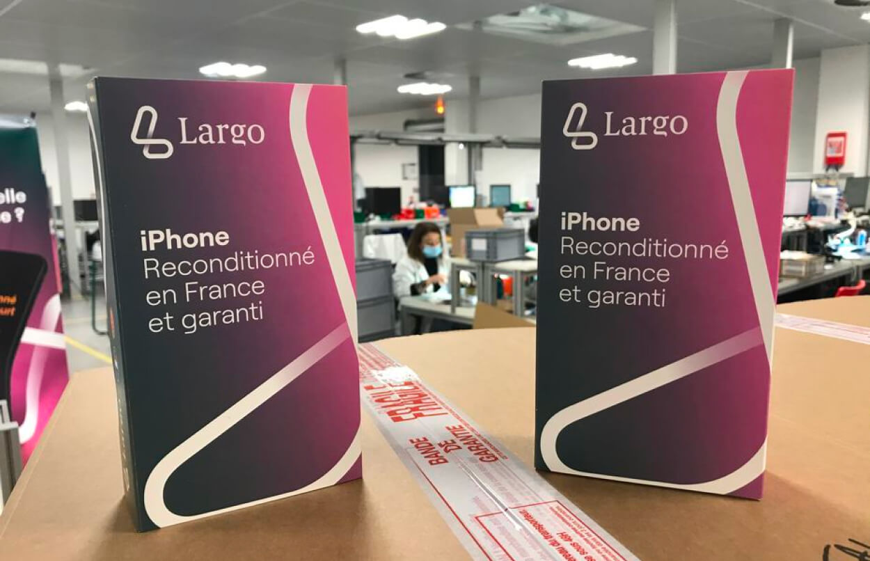 Deux boîtes d’emballage soignées utilisées par Largo pour expédier ses smartphones reconditionnés