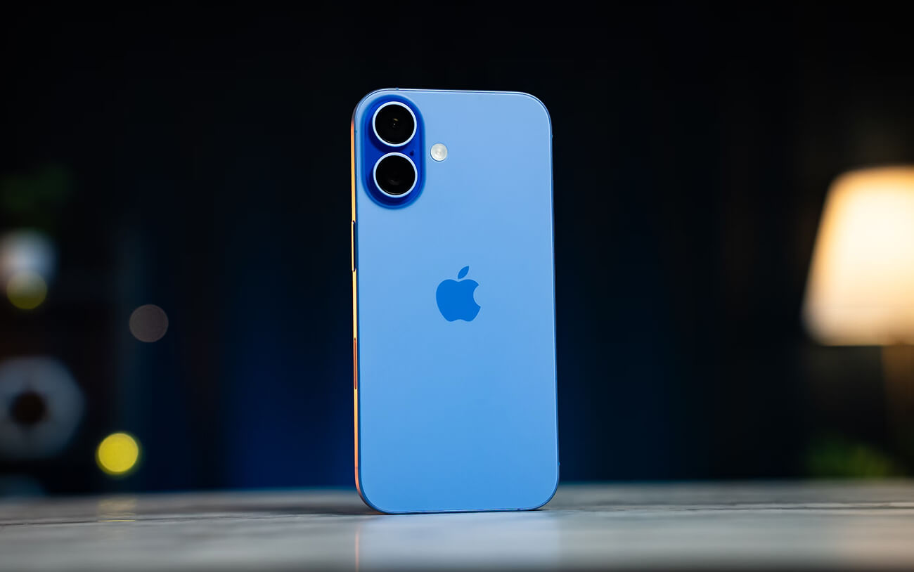 Vue générale de l'iPhone 16 avec son écran allumé.